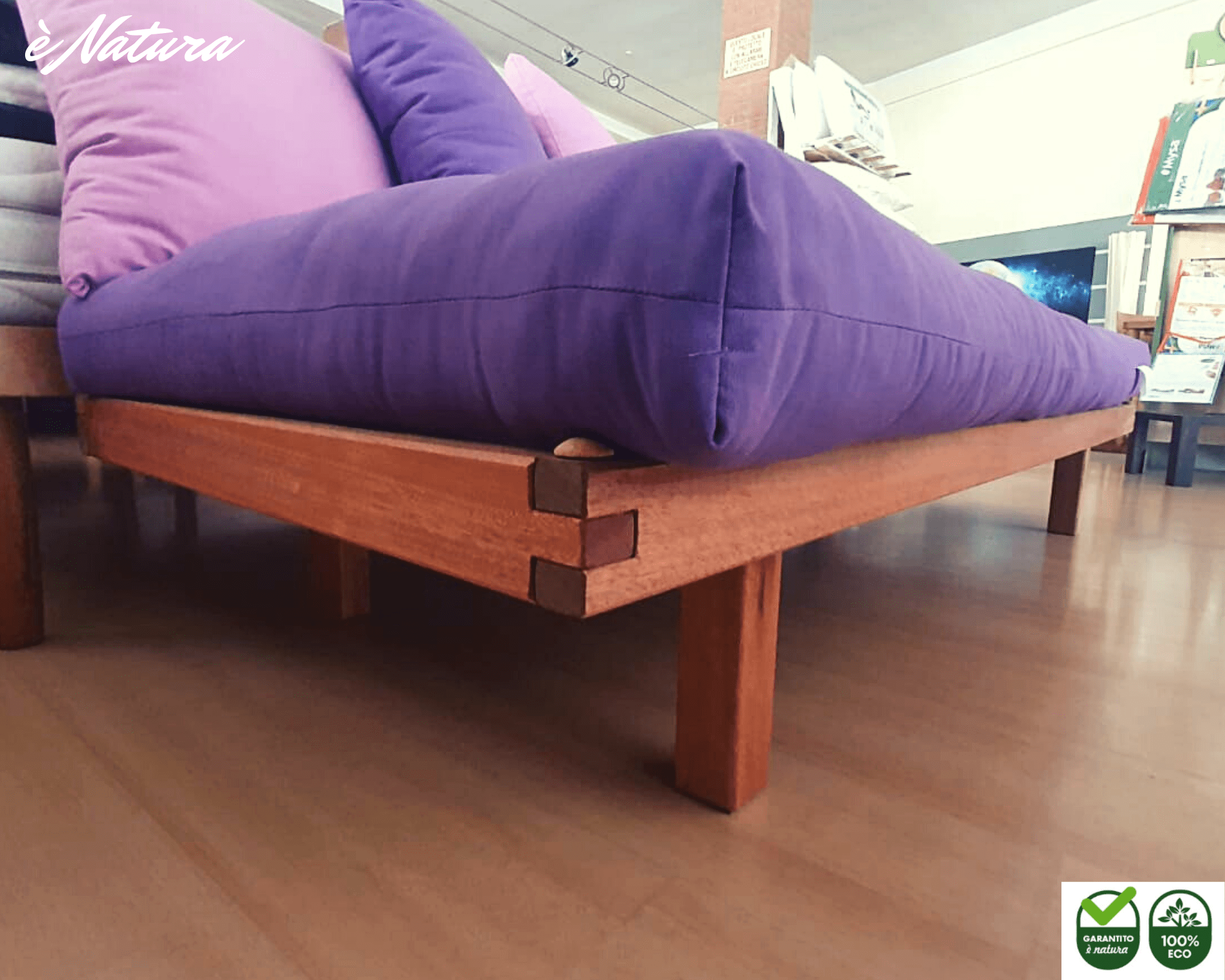 Divano-letto Lombok in Okumè + futon in cotone + set 4 cuscini 50 x 50 - emporio è natura